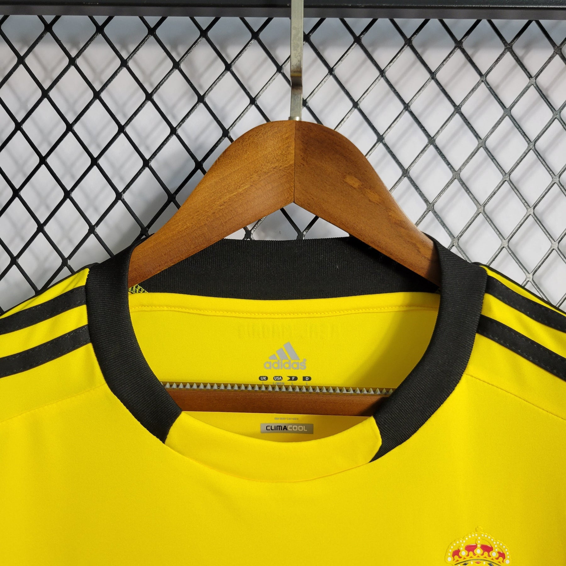 Real Madrid Goalkeeper Jersey Yellow 11/12 - Retro Version