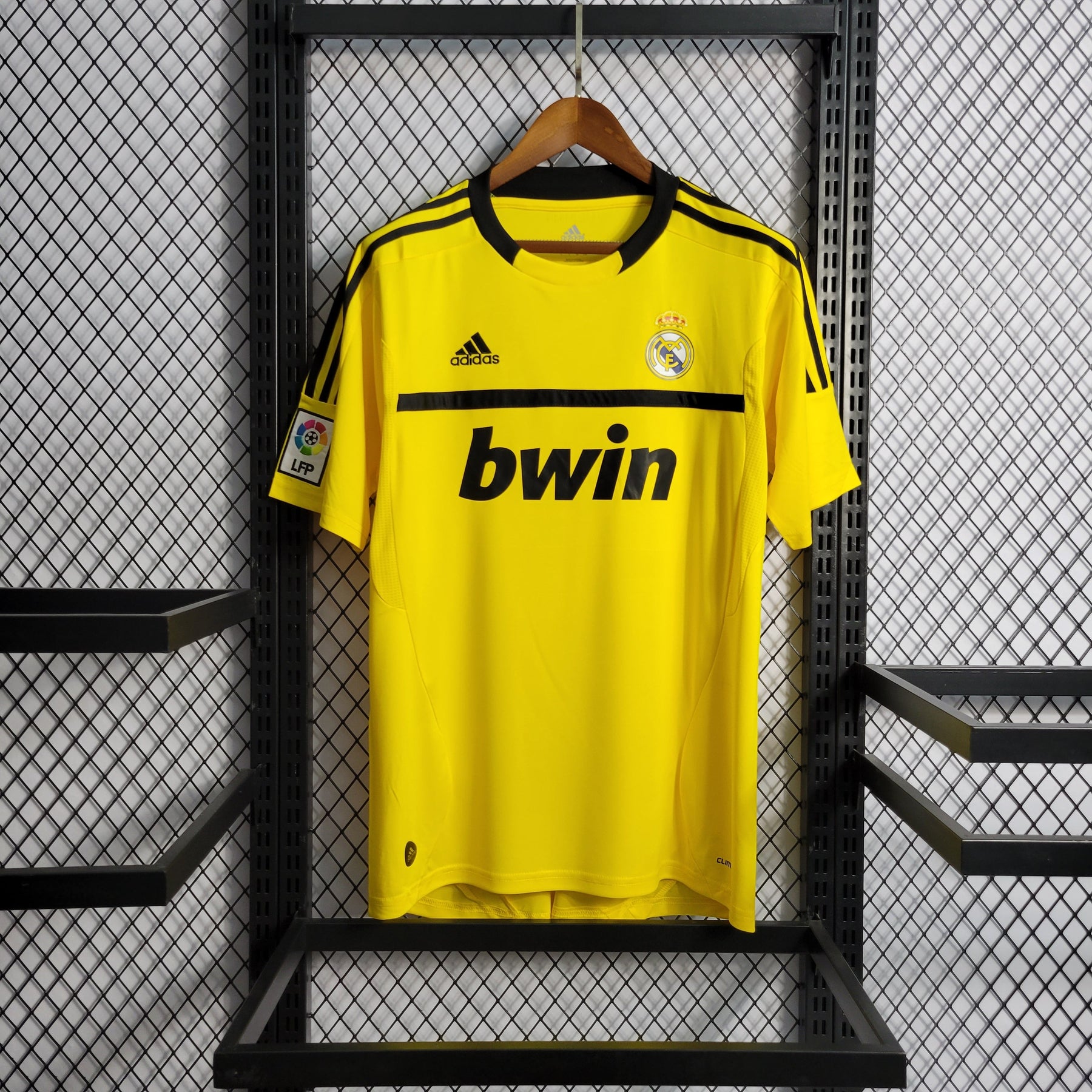 Real Madrid Goalkeeper Jersey Yellow 11/12 - Retro Version