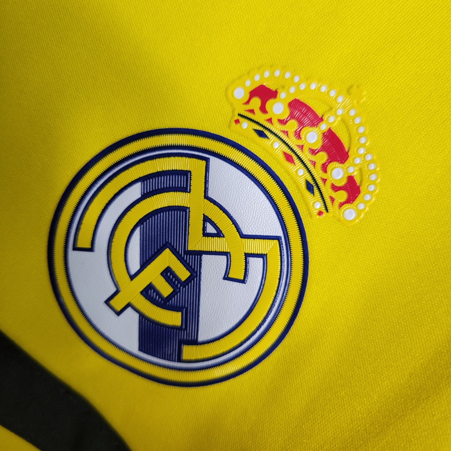 Real Madrid Goalkeeper Jersey Yellow 11/12 - Retro Version