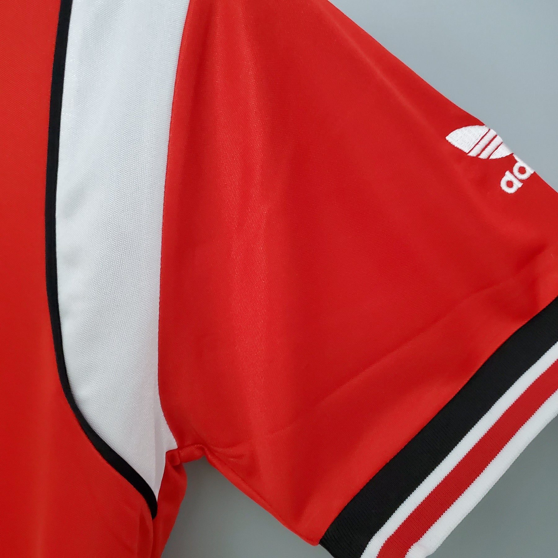 Manchester United Home Jersey 85/86 - Retro Version